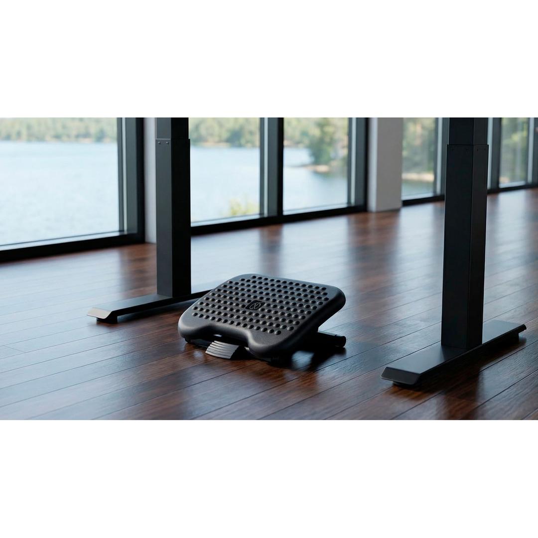 Repose-pieds réglable, 3 hauteurs et picots Footness Comfort HANSA - Repose-pieds Hansa Footness Comfort, pieds posés dessus sous un bureau