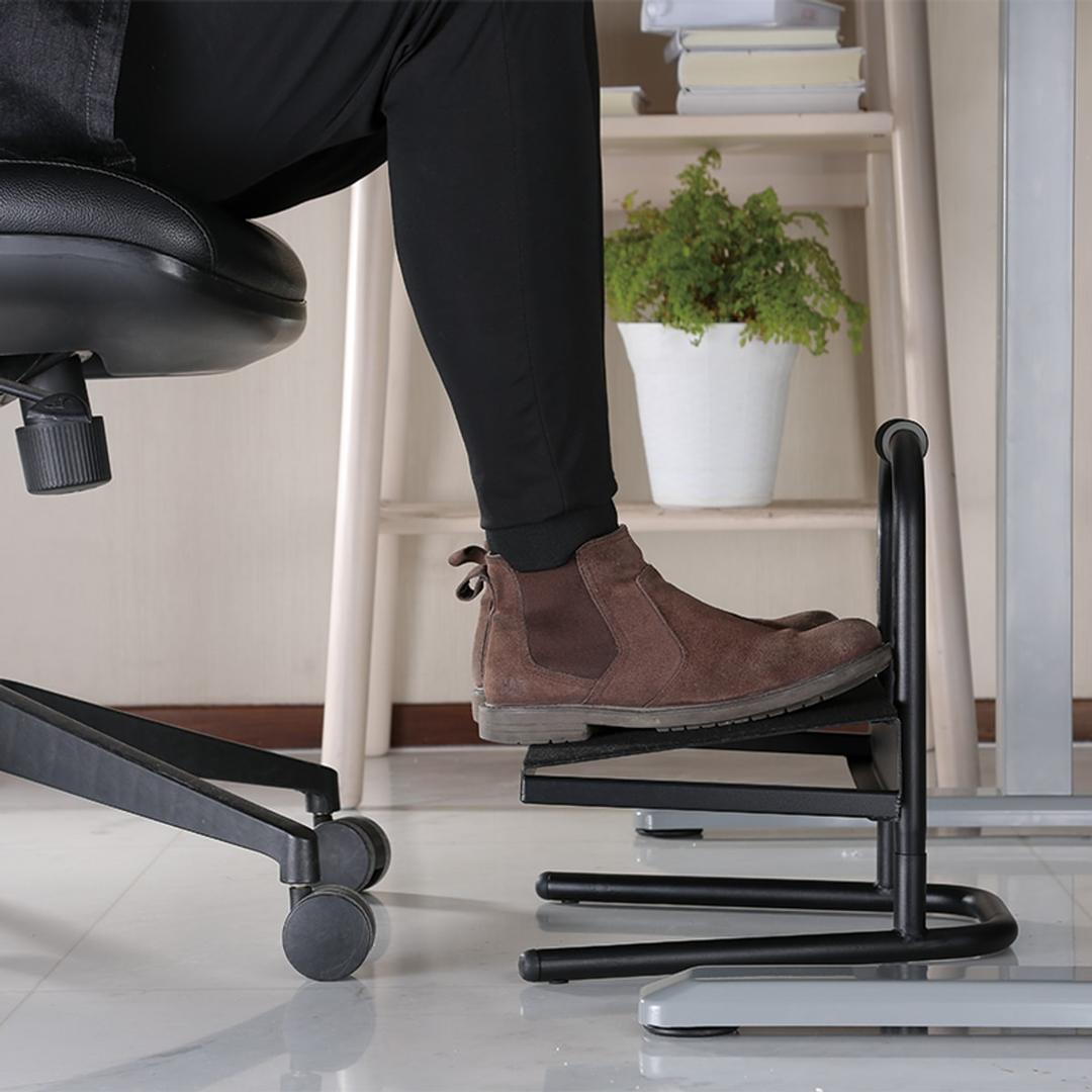 Repose-pieds haut sur pieds acier, 6 hauteurs EO0007 LOGILINK - Repose-pieds LogiLink EO0007, en situation, poste assis