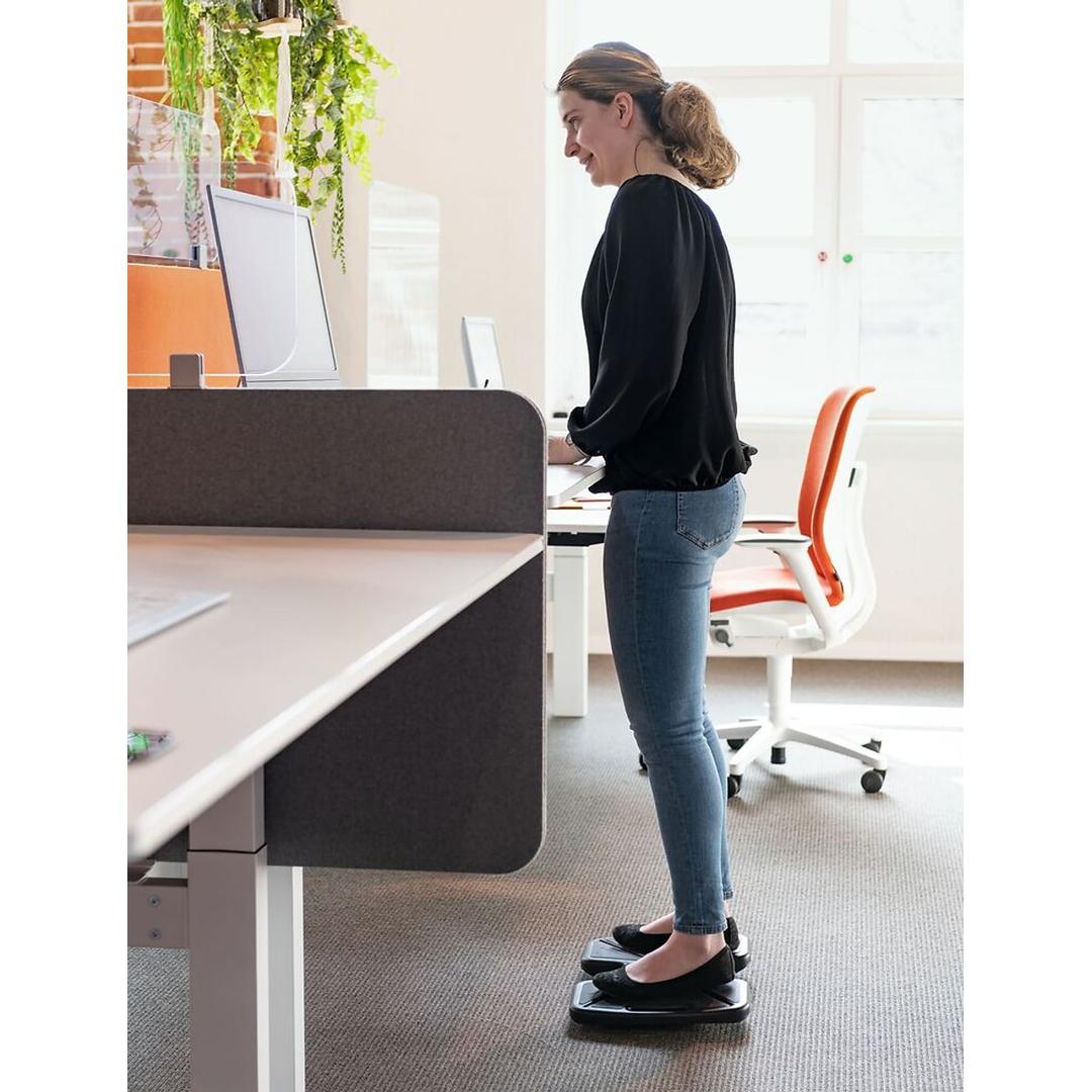 Repose-pieds à bascule assis-debout UPDOWN UNILUX - Repose-pieds UNILUX UPDOWN, en situation, position debout