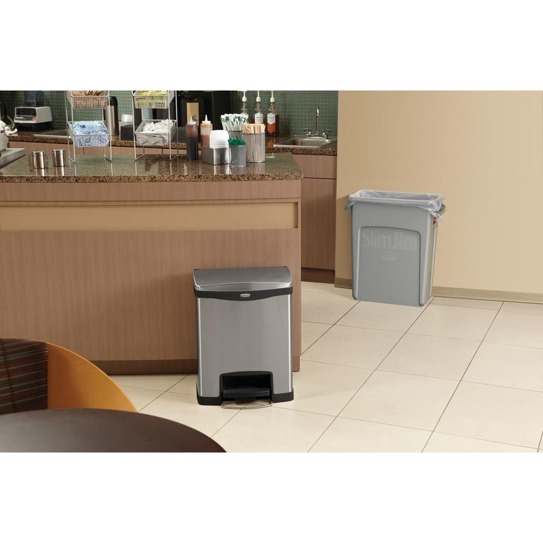 Poubelle à pédale en inox, 30 à 90 litres Impressions RUBBERMAID - Poubelle à pédale inox Rubbermaid Impressions 30 litres, en situation dans un espace d'accueil