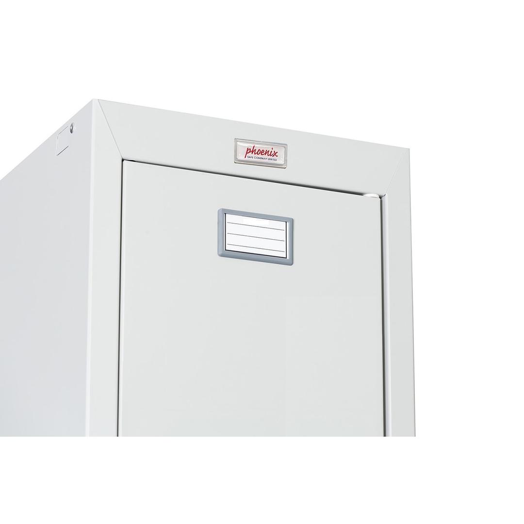 Vestiaire 1 porte en acier, 242 litres PL1130, serrure électronique PHOENIX - Vestiaire Phoenix PL1130 serrure électronique gris clair, en situation dans un vestiaire