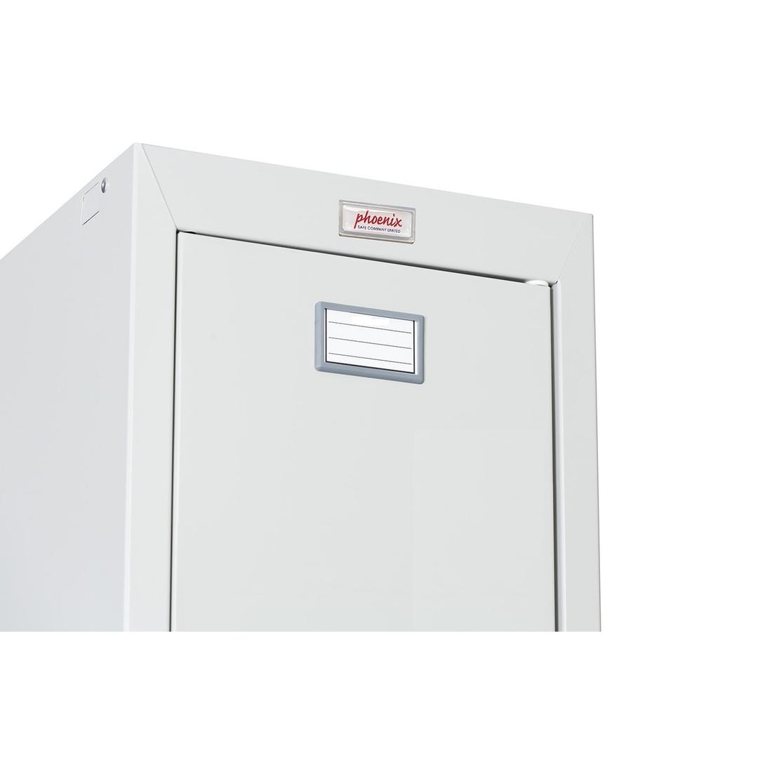 Casier 4 portes en acier, 4 x 60,5 litres PL1430, serrure à clé PHOENIX - Casier Phoenix PL1430 serrure à clé gris clair, en situation dans un vestiaire
