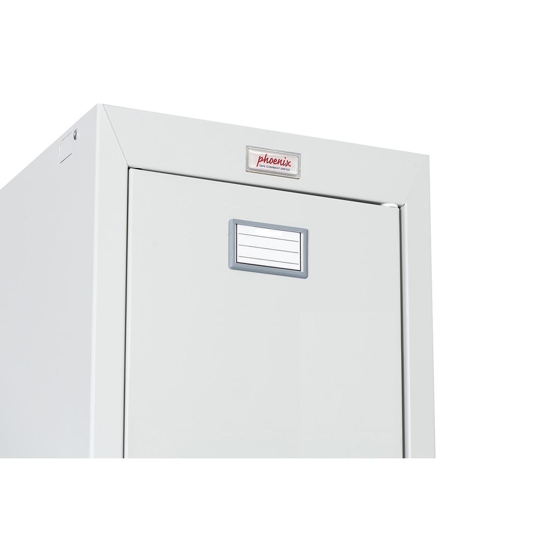 Casier 4 portes en acier, 4 x 60,5 litres PL1430, serrure électronique PHOENIX - Casier Phoenix PL1430 serrure électronique gris clair, en situation dans un vestiaire