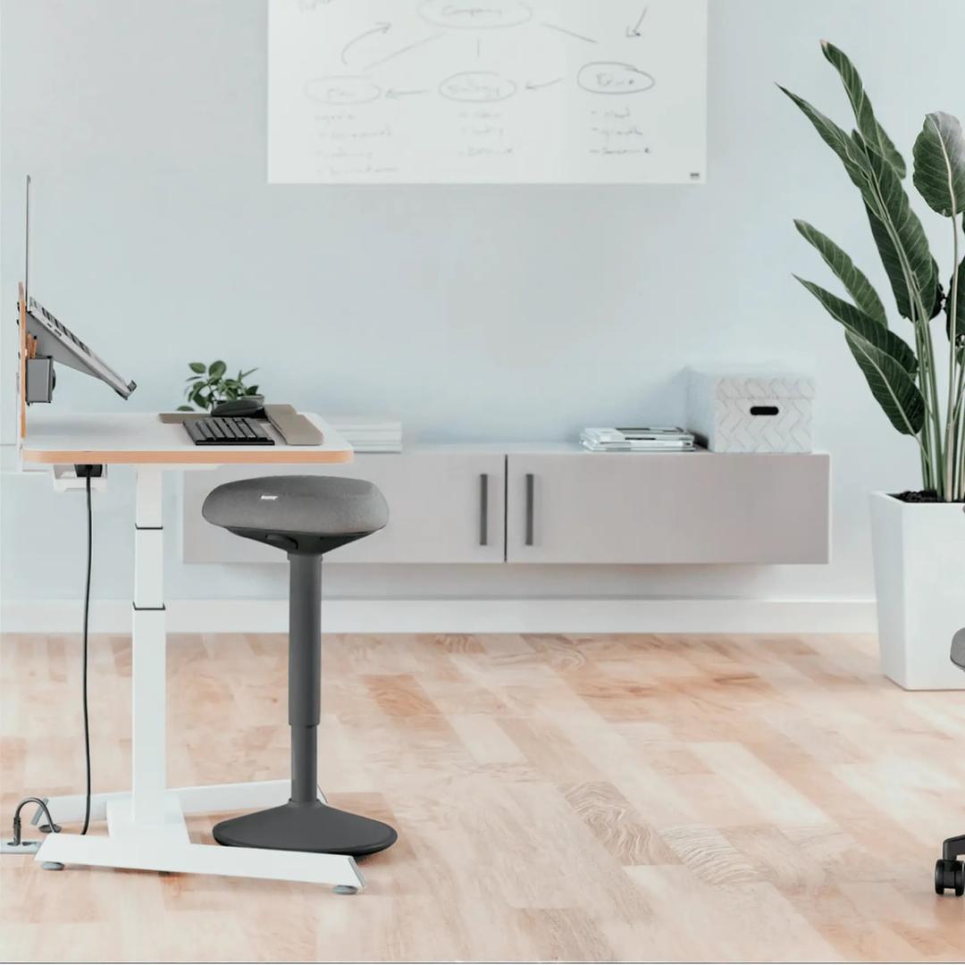Tabouret assis-debout Ergo Active assis-debout gris foncé LEITZ - Tabouret assis-debout LEITZ Ergo Active assis-debout gris foncé, en situation à un bureau