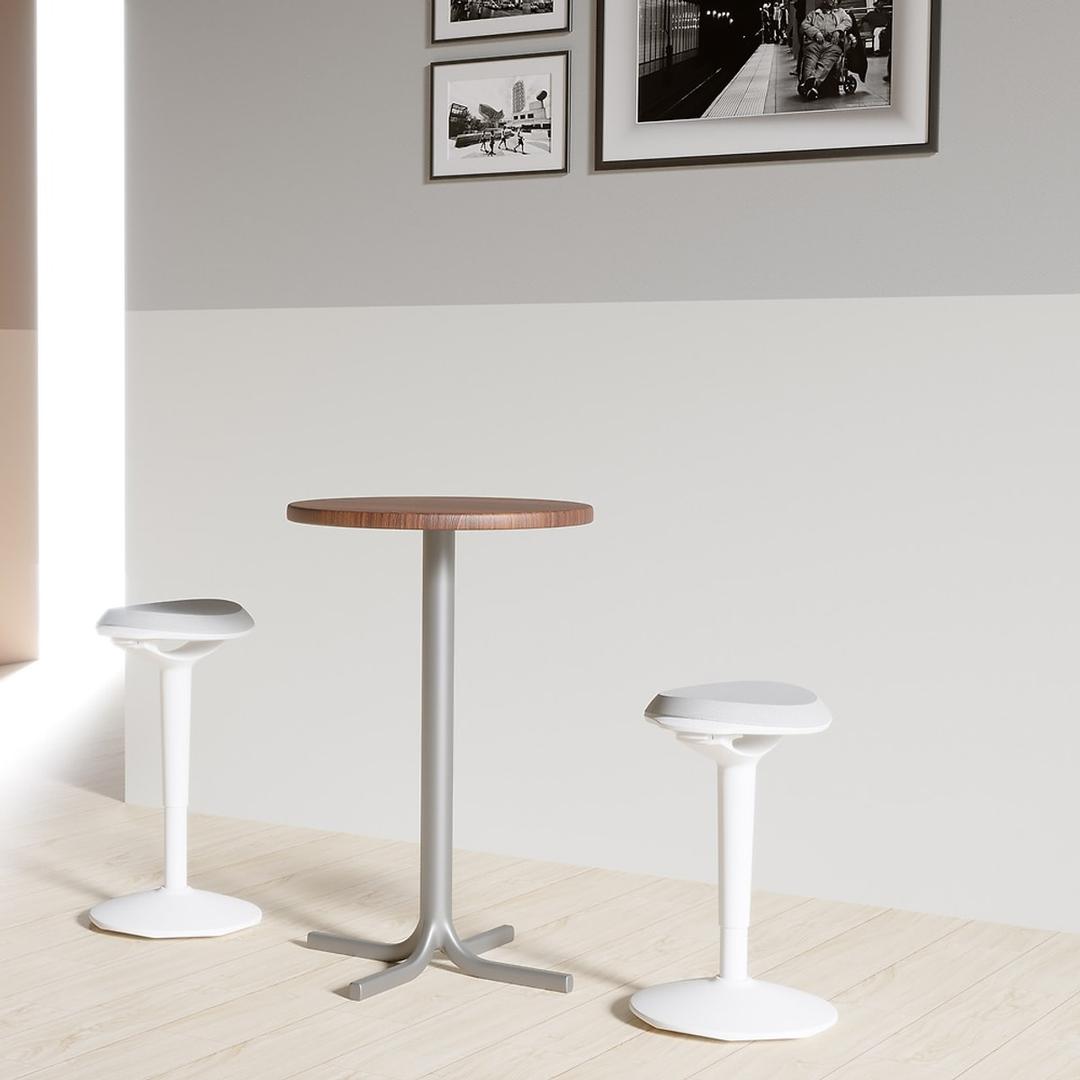 Tabouret assis-debout ERGO BOOST blanc-gris UNILUX - Tabouret assis-debout UNILUX ERGO BOOST blanc-gris, en situation