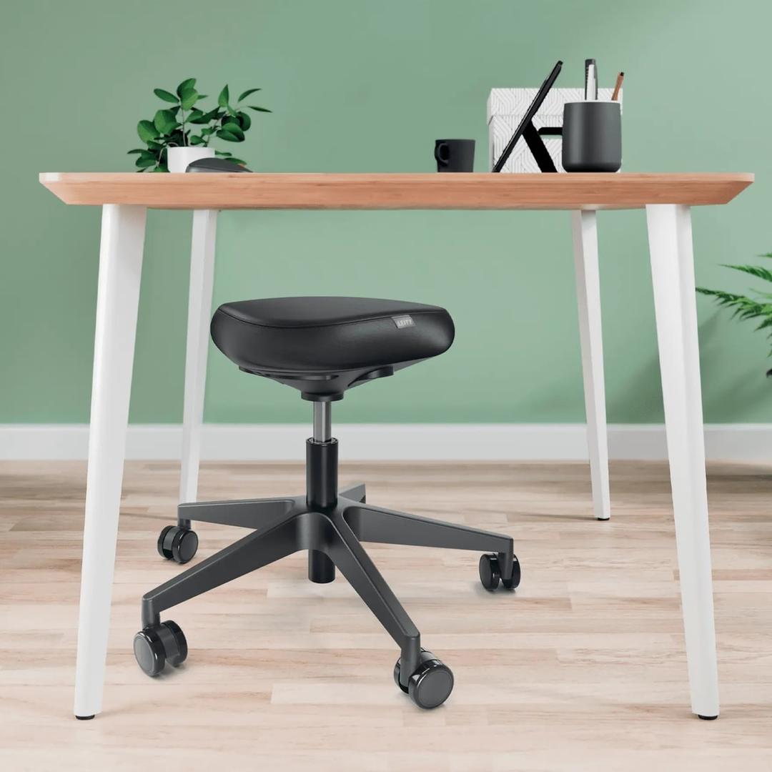 Tabouret à roulettes Ergo assise confortable noir LEITZ - Tabouret à roulettes LEITZ Ergo assise confortable noir, en situation