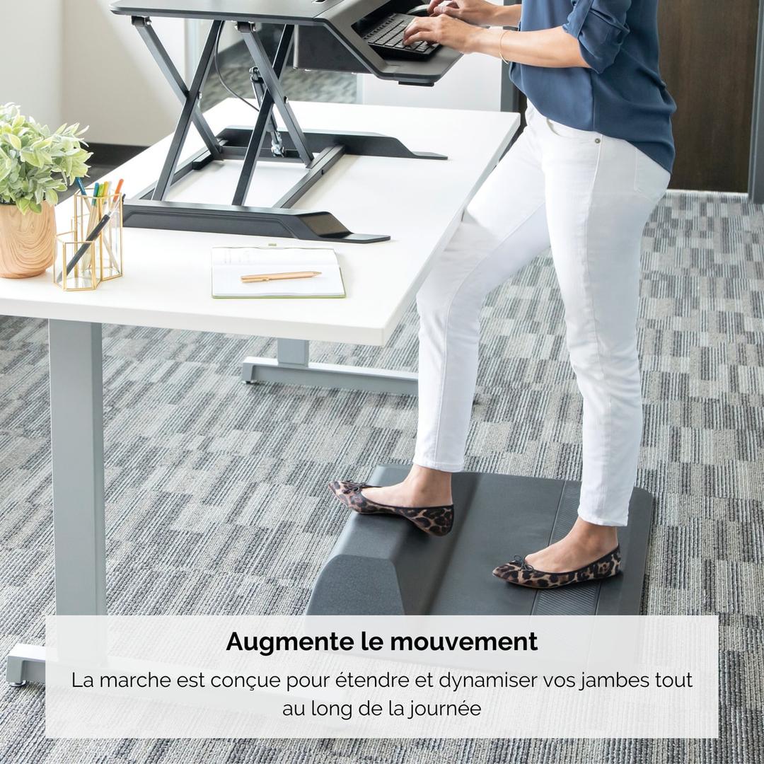 Tapis anti-fatigue avec marche d'étirement ActiveFusion FELLOWES - Pied posé sur la marche du tapis anti-fatigue Fellowes ActiveFusion devant un bureau assis-debout