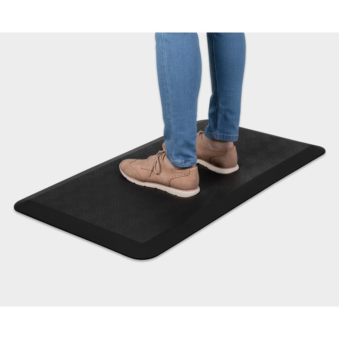 Tapis anti-fatigue à dos antidérapant Comfort HANSA - Personne debout sur le tapis anti-fatigue Hansa Comfort