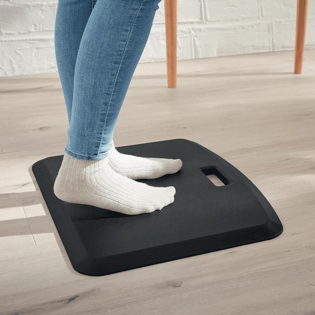 Tapis anti-fatigue compact avec poignée Ergo Cosy LEITZ - Pieds en chaussettes sur le tapis anti-fatigue Leitz Ergo Cosy