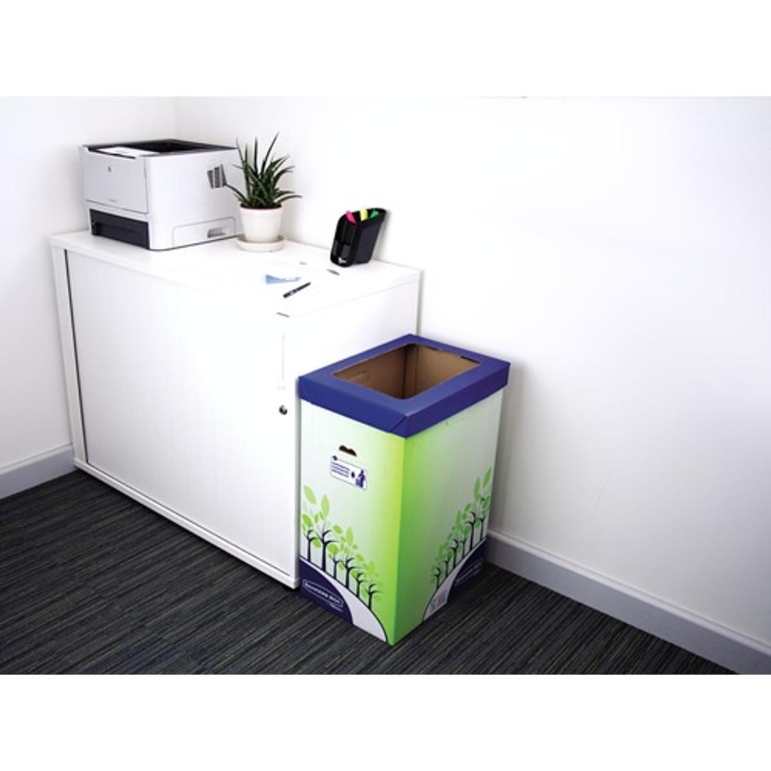 Collecteur de papier en carton, 69 litres grande corbeille de tri FELLOWES - Grande corbeille de tri Fellowes BANKERS BOX, à côté d'un bureau