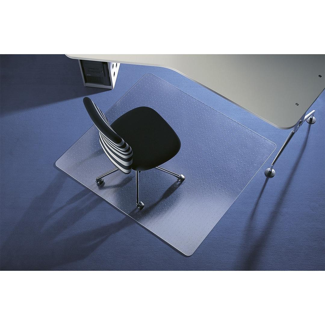 Tapis de sol de bureau en PET, 2,1 mm Duragrip Meta pour moquette RS OFFICE - Tapis de sol RS Office Duragrip Meta pour moquette sous un fauteuil de bureau, sur moquette bleue