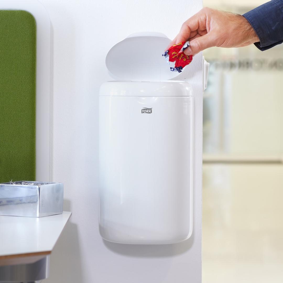 Mini-poubelle murale pour sanitaires, 5 litres Elevation 5 litres TORK - Poubelle Tork Elevation 5 litres blanche en situation