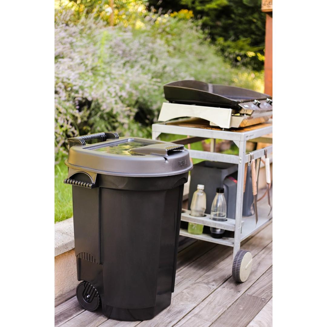 Poubelle d'extérieur à roulettes avec couvercle, 110 litres Poubelle à roulettes 110 litres EDA - Poubelle à roulettes EDA 110 litres sur une terrasse