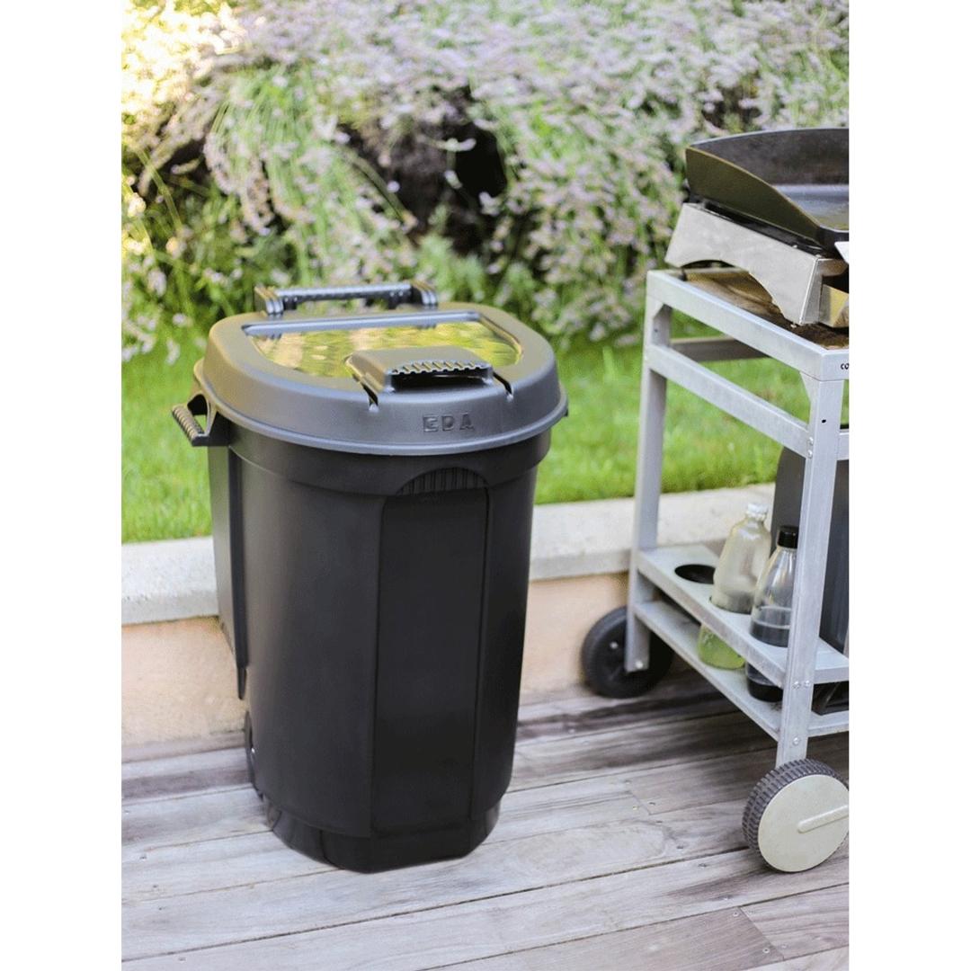Poubelle d'extérieur à roulettes avec couvercle, 110 litres Poubelle à roulettes 110 litres EDA - Poubelle EDA 110 litres près d'un barbecue