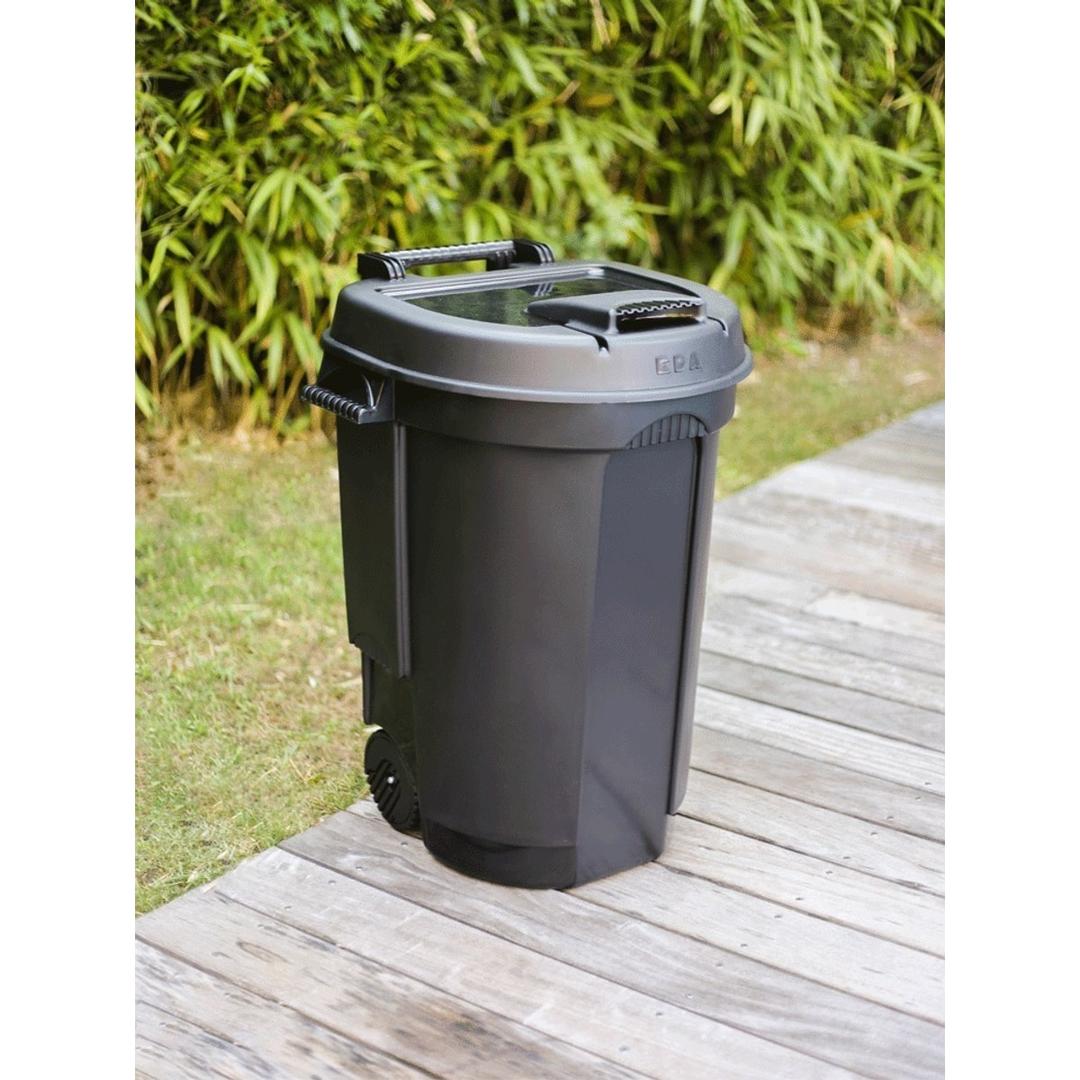 Poubelle d'extérieur à roulettes avec couvercle, 110 litres Poubelle à roulettes 110 litres EDA - Poubelle EDA 110 litres sur une terrasse en bois