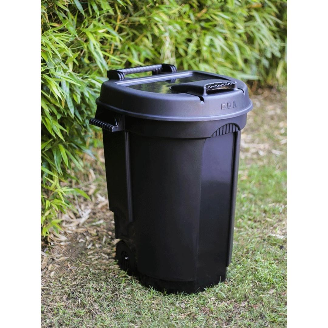 Poubelle d'extérieur à roulettes avec couvercle, 110 litres Poubelle à roulettes 110 litres EDA - Poubelle EDA 110 litres dans un jardin
