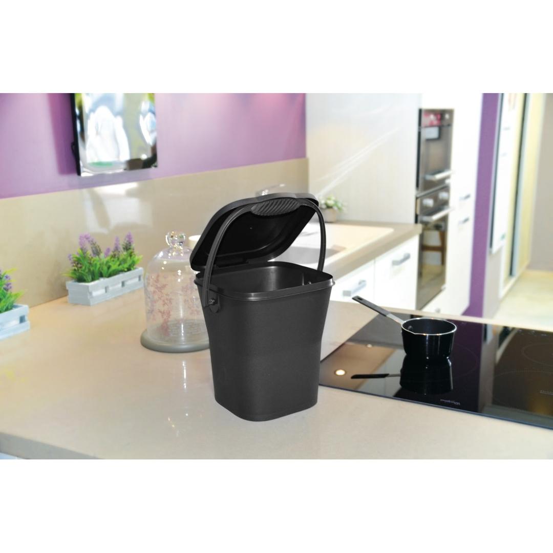 Petit seau à compost à fermeture hermétique, 6 litres Poubelle à compost 6 litres EDA - Poubelle à compost EDA 6 litres sur un plan de travail