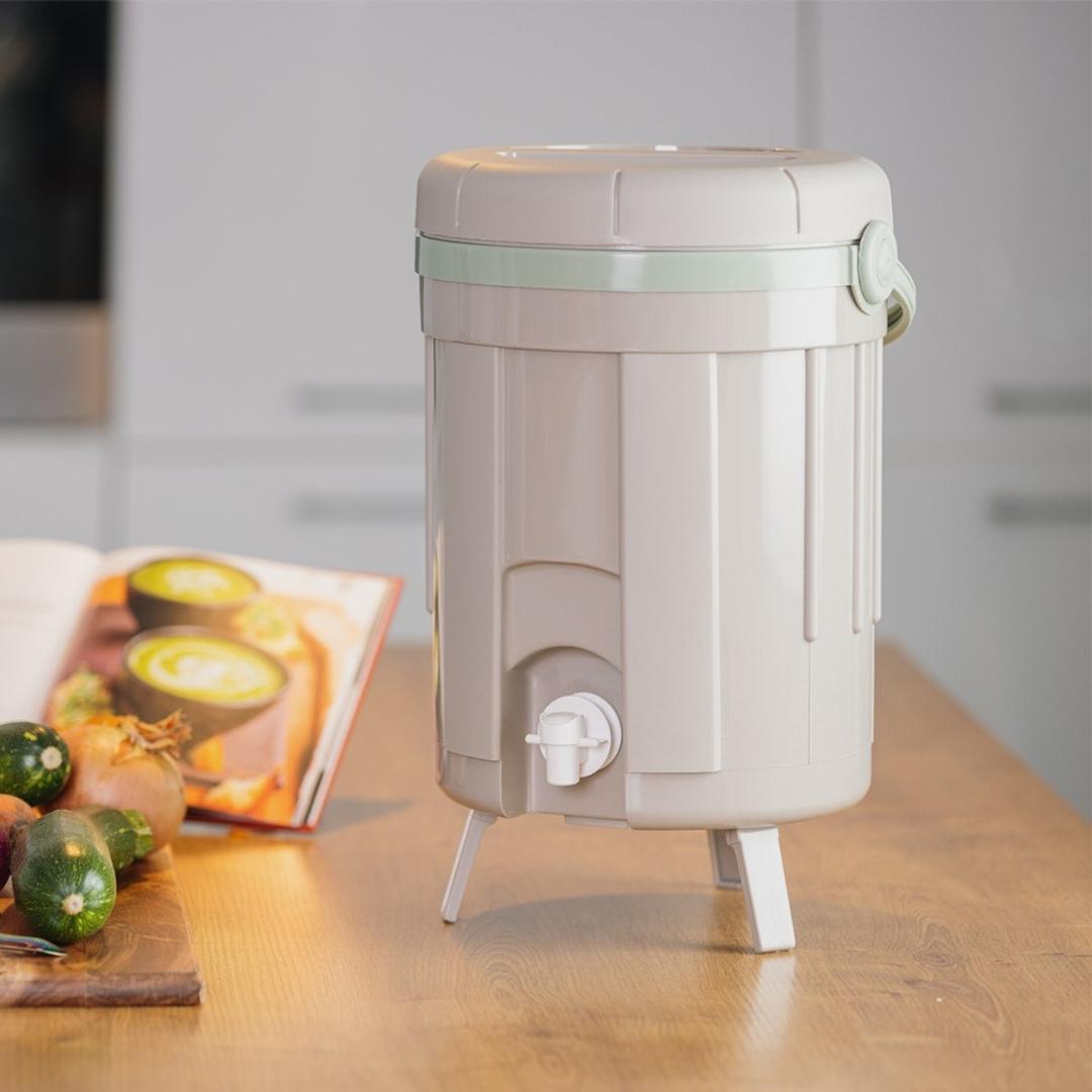 Composteur de cuisine par fermentation, 8 litres Composteur de cuisine Bokashi 8 litres EDA - Composteur de cuisine Bokashi EDA 8 litres sur un plan de travail