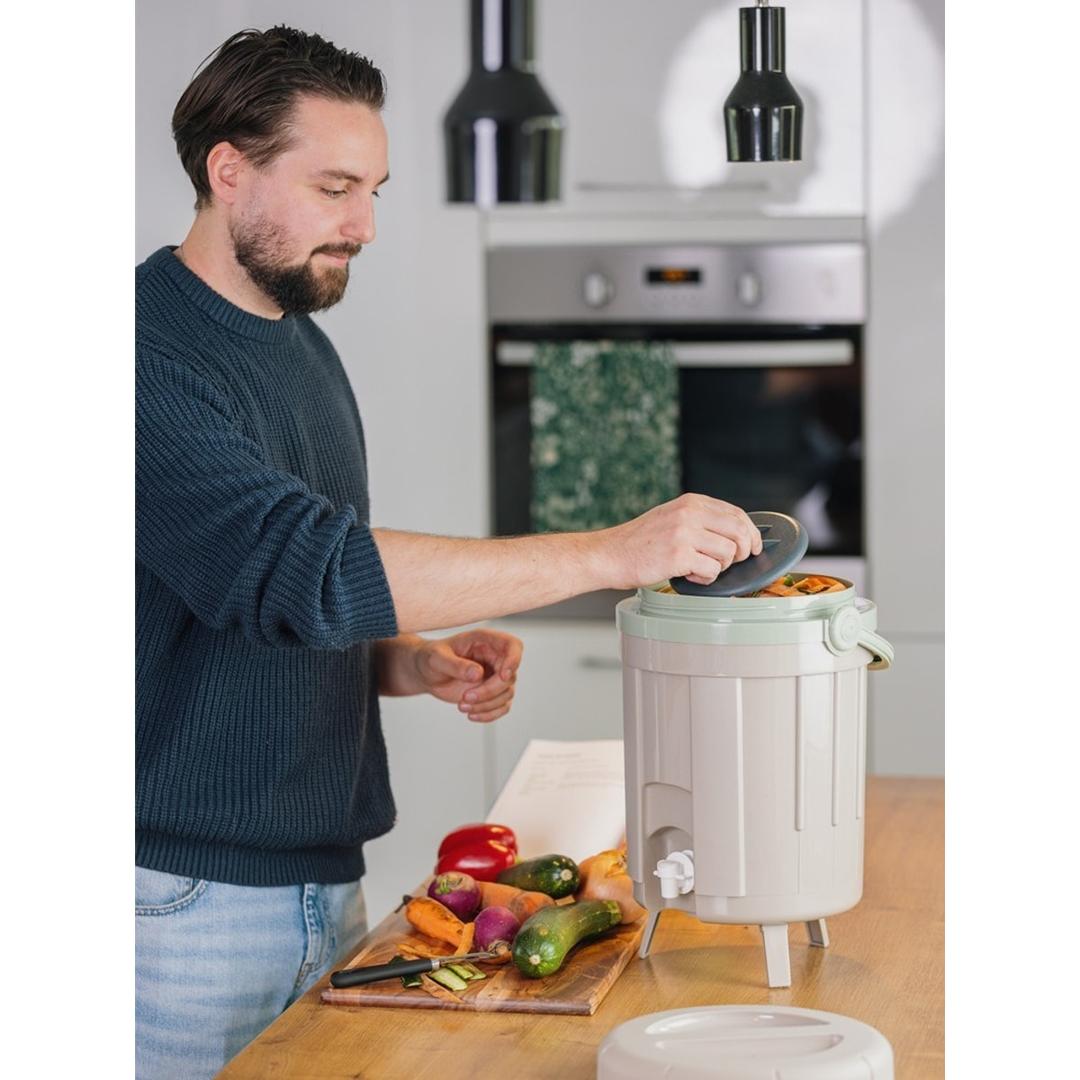 Composteur de cuisine par fermentation, 8 litres Composteur de cuisine Bokashi 8 litres EDA - Composteur de cuisine Bokashi EDA 8 litres en usage