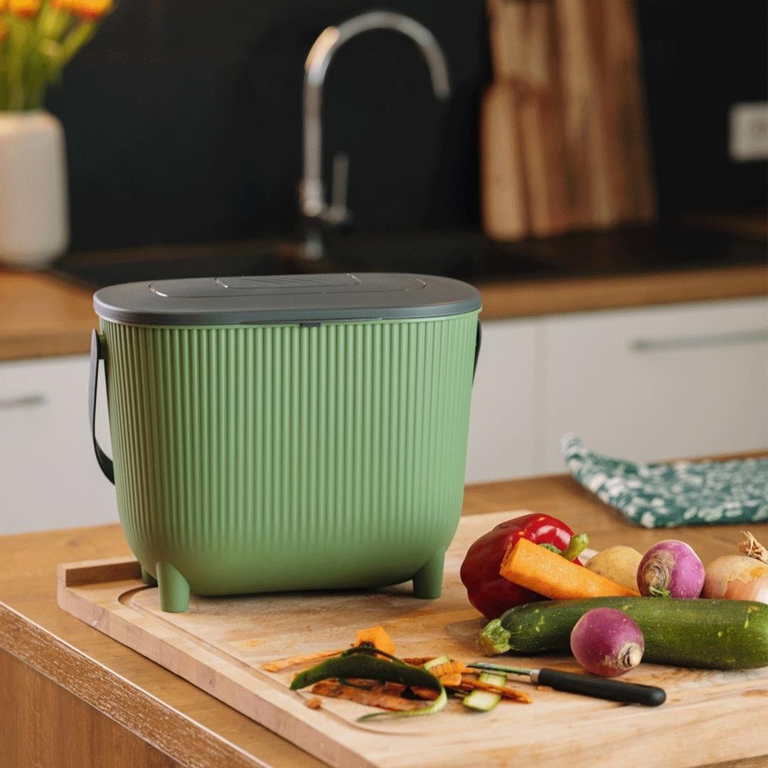Poubelle à compost avec filtre à charbon, 10 litres Poubelle à compost avec filtre 10 litres EDA - Poubelle à compost avec filtre EDA 10 litres verte sur un plan de travail