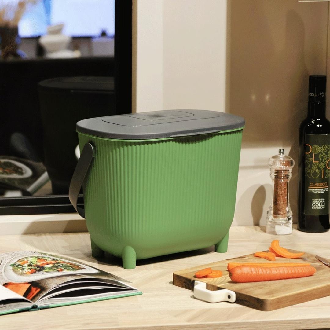 Poubelle à compost avec filtre à charbon, 10 litres Poubelle à compost avec filtre 10 litres EDA - Poubelle à compost avec filtre EDA 10 litres verte en cuisine