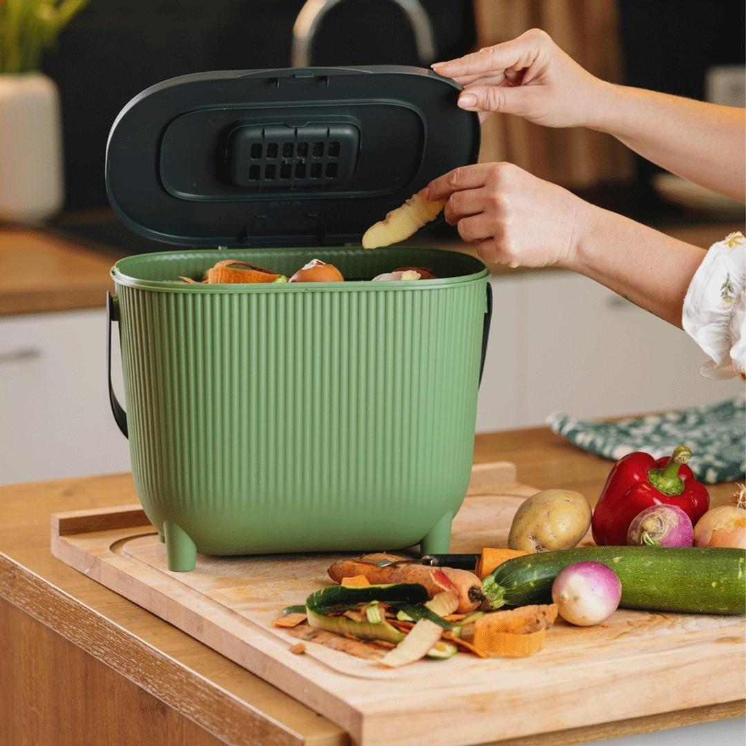 Poubelle à compost avec filtre à charbon, 10 litres Poubelle à compost avec filtre 10 litres EDA - Épluchures jetées dans la poubelle à compost EDA 10 litres