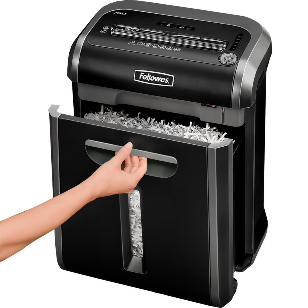 Ouverture de la corbeille extractible (23 L) du destructeur Fellowes Powershred® 79Ci remplie de particules de papier mesurant 4x38 mm.