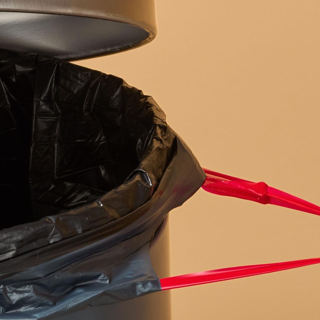 Rouleau de 10 sacs en plastique recyclé Sacs poubelle à bande de fixation 35 litres, noirs SWIRL - Sac poubelle swirl 35 litres en situation