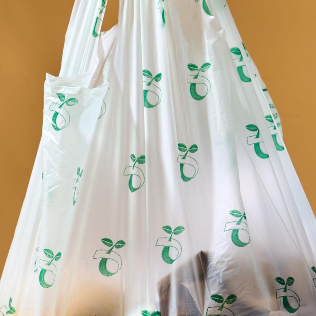 Rouleau de 6 sacs compostables certifiés DINplus Sacs poubelle compostables à poignées 20 litres SWIRL - Sac poubelle swirl 20 litres en situation