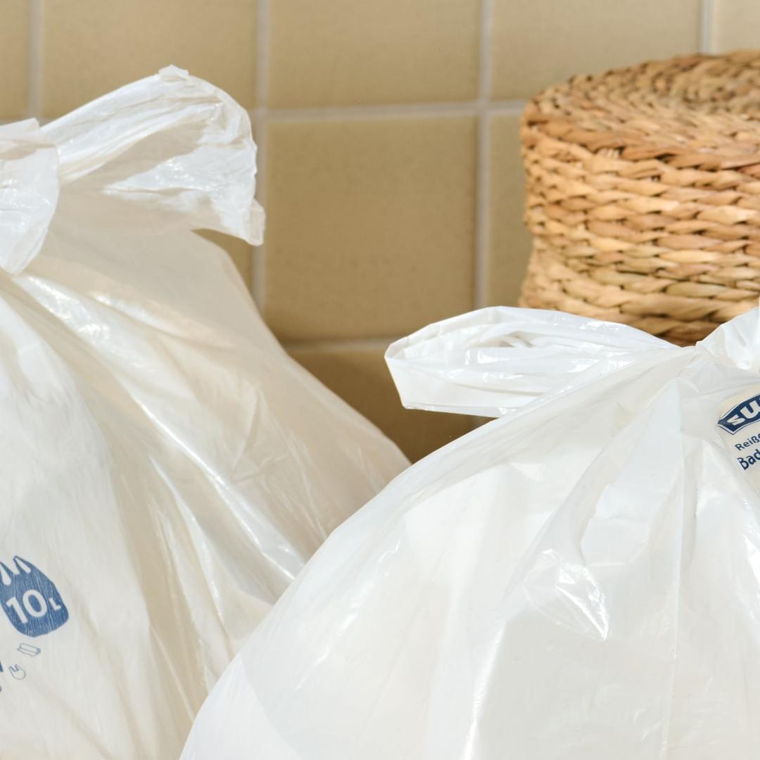 Rouleau de 37 sacs en plastique recyclé Sacs poubelle antibactériens à poignées 10 litres, blancs SWIRL - Sac poubelle swirl 10 litres en situation