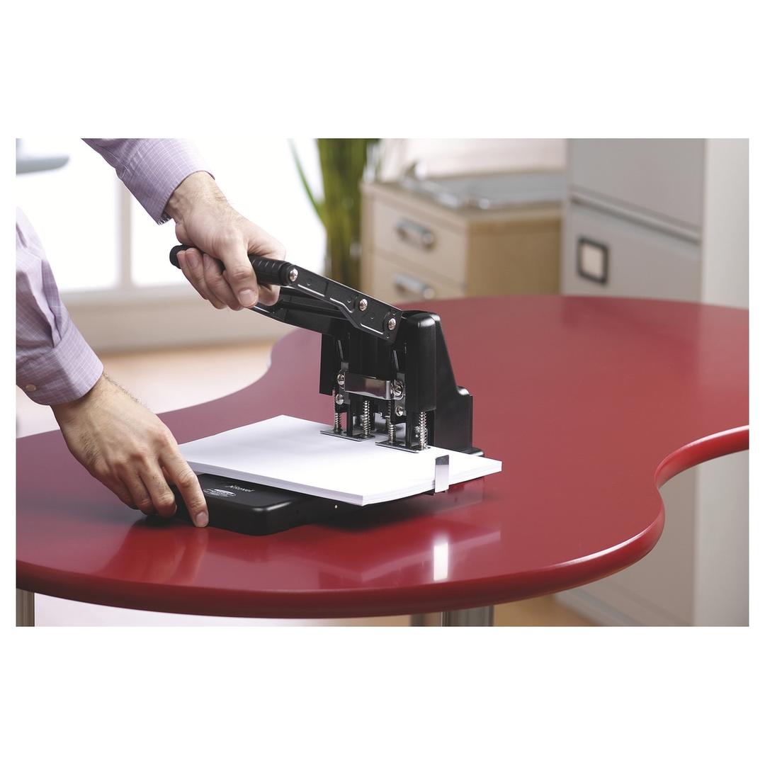 Perforateur Rexel HD2300 en usage sur un bureau, poignée abaissée sur une liasse.