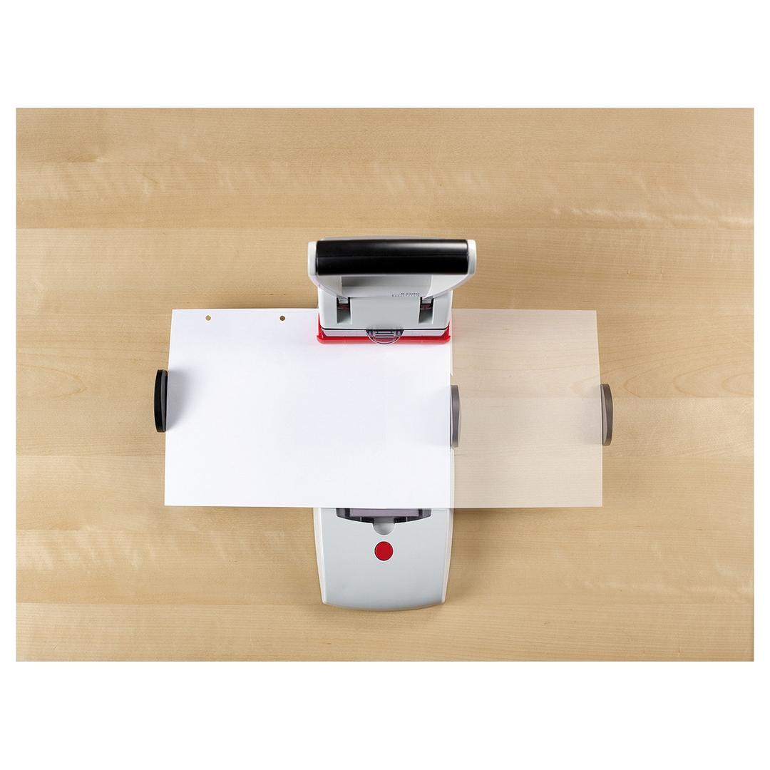 Perforation 4 trous avec le chariot coulissant du perforateur Novus B 2200.