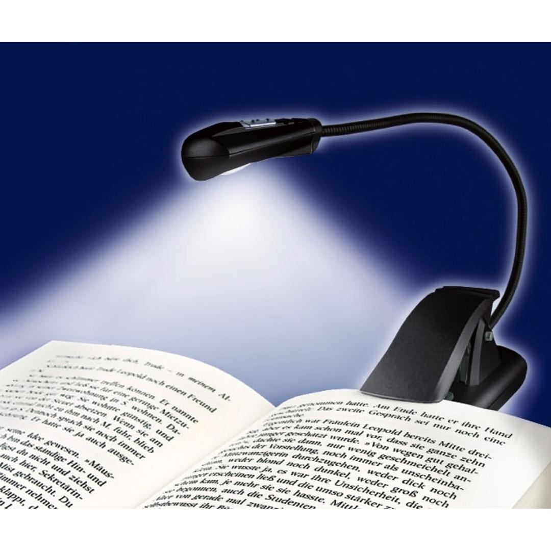 À piles, noire Lampe de lecture LED à pince WEDO - Lampe de lecture WEDO allumée et pincée sur un livre