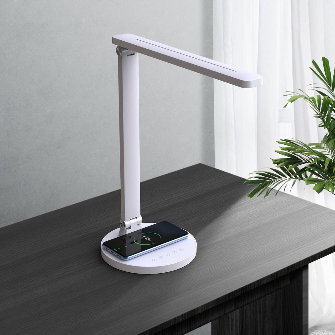 Lampe de bureau LED, chargeur à induction et port USB ATIAS PAPERFLOW - Lampe PAPERFLOW ATIAS sur un bureau, téléphone en charge sur le socle