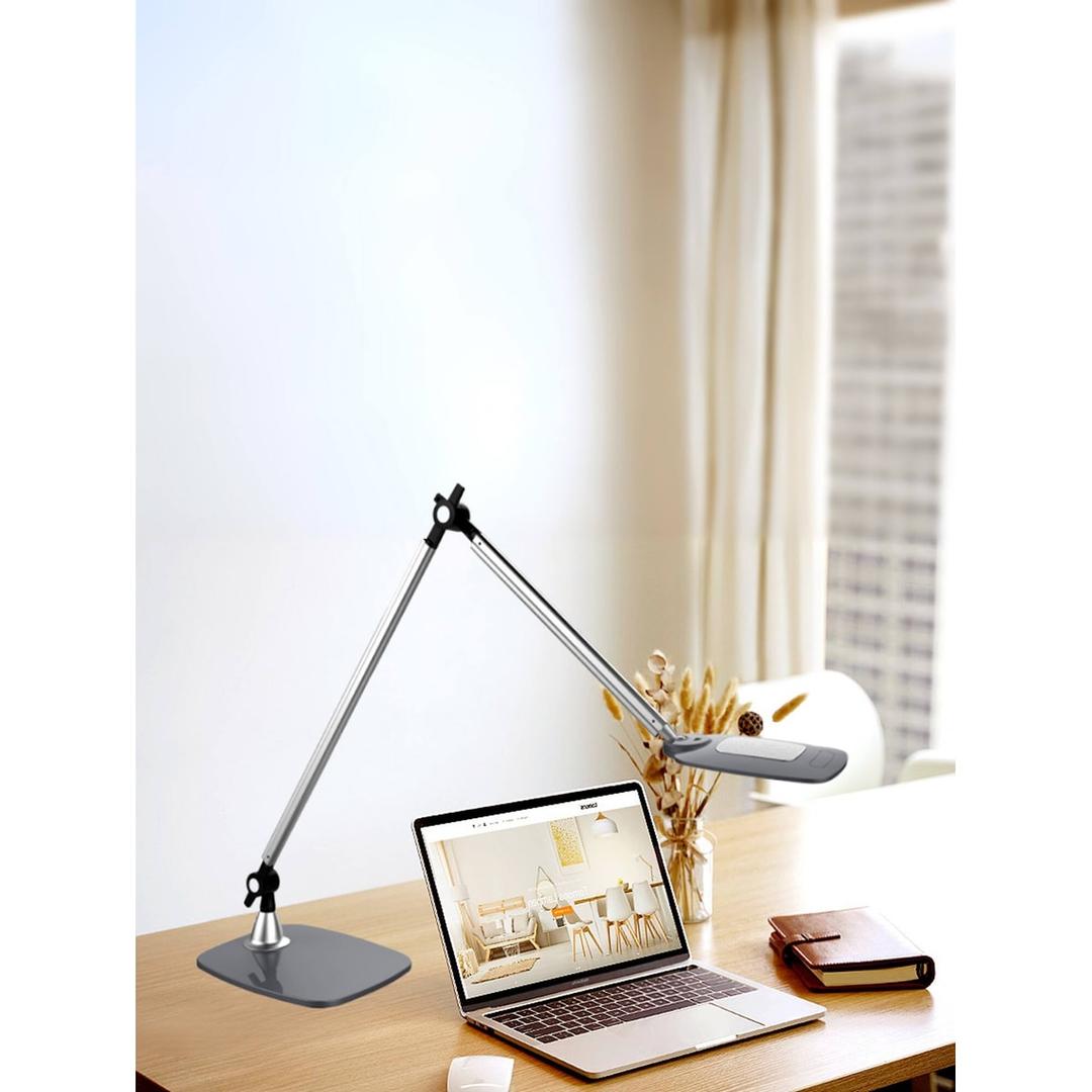 Lampe de bureau LED, double bras articulé, détecteur de mouvement JIM PAPERFLOW - Lampe PAPERFLOW JIM argent sur un bureau, à côté d'un ordinateur portable