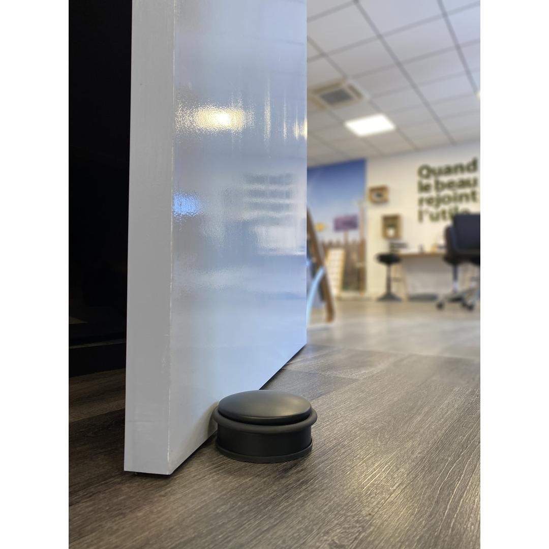 Lesté, sans fixation, noir Butoir de porte Doorstop ALBA - Butoir ALBA Doorstop noir posé au sol, porte ouverte dans un bureau