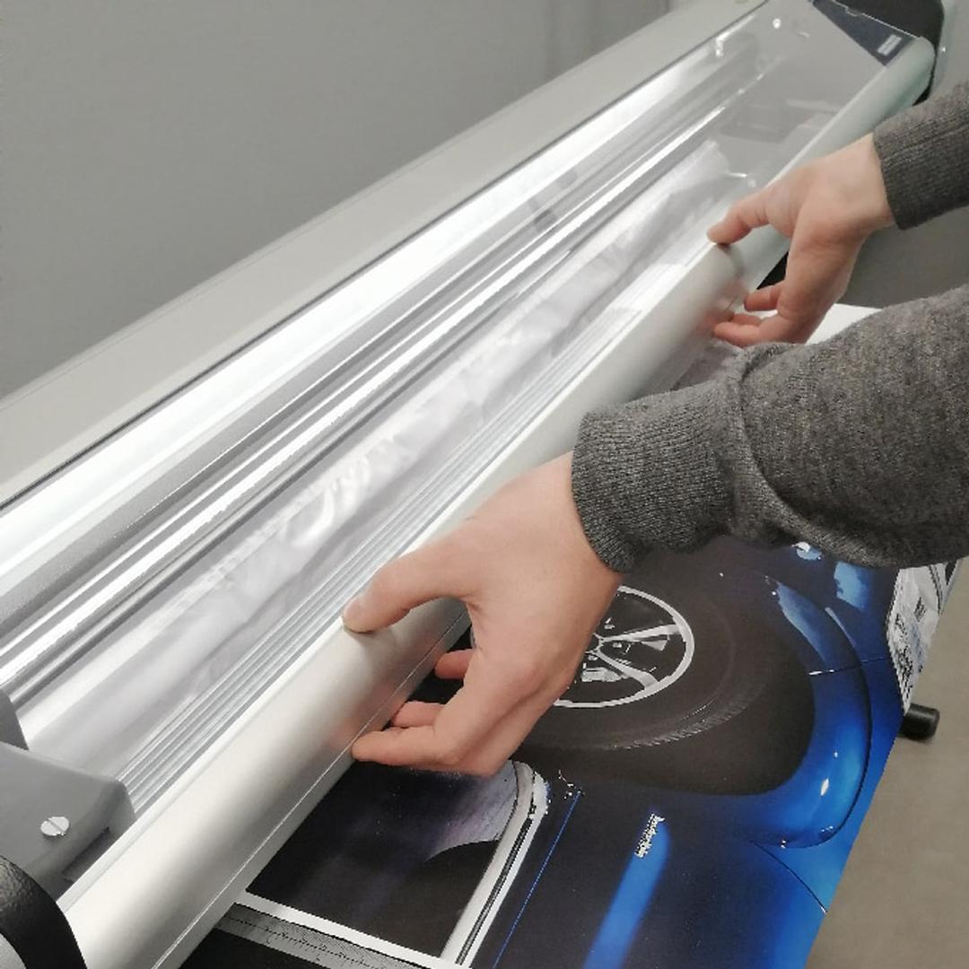 Tirage posé sur la table avant la coupe, coupeuse électrique NEOLT Electro Trim 100