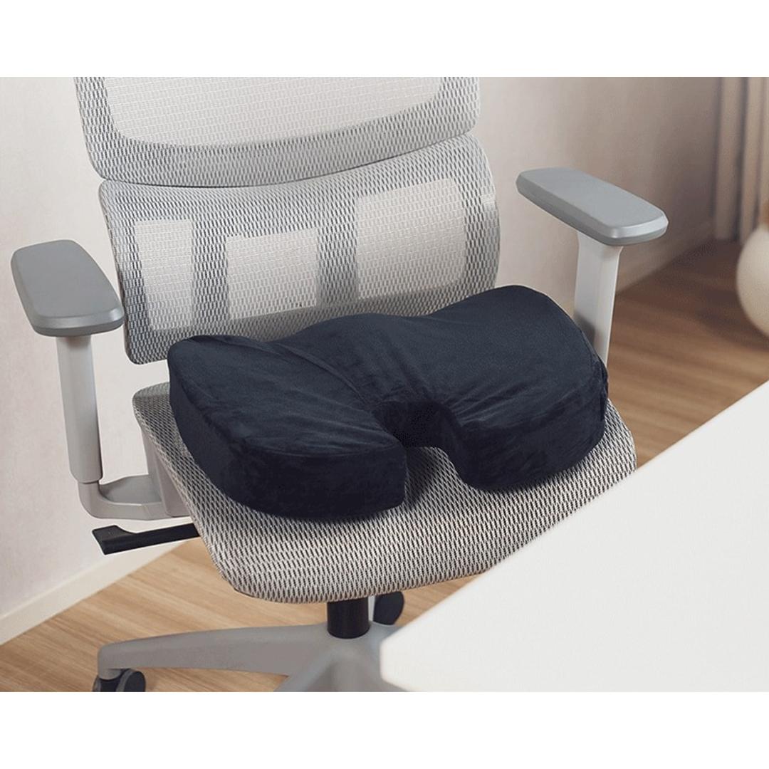 Mousse à mémoire de forme, découpe en U, noir Coussin d'assise ergonomique LOGILINK - Coussin LogiLink EO0089 sur une chaise de bureau