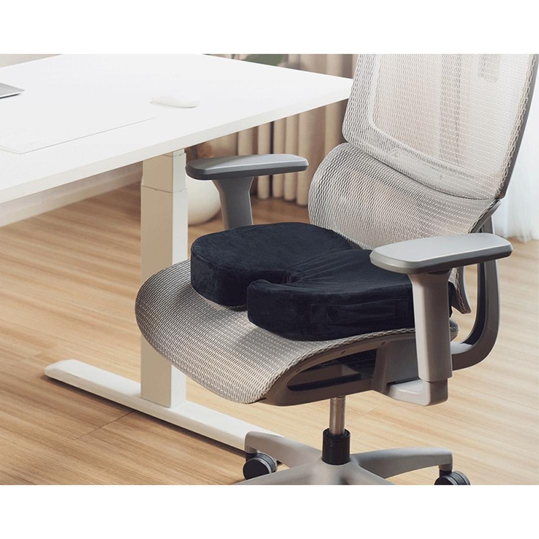 Mousse à mémoire de forme, découpe en U, noir Coussin d'assise ergonomique LOGILINK - Coussin LogiLink EO0089 sur un fauteuil de bureau en maille