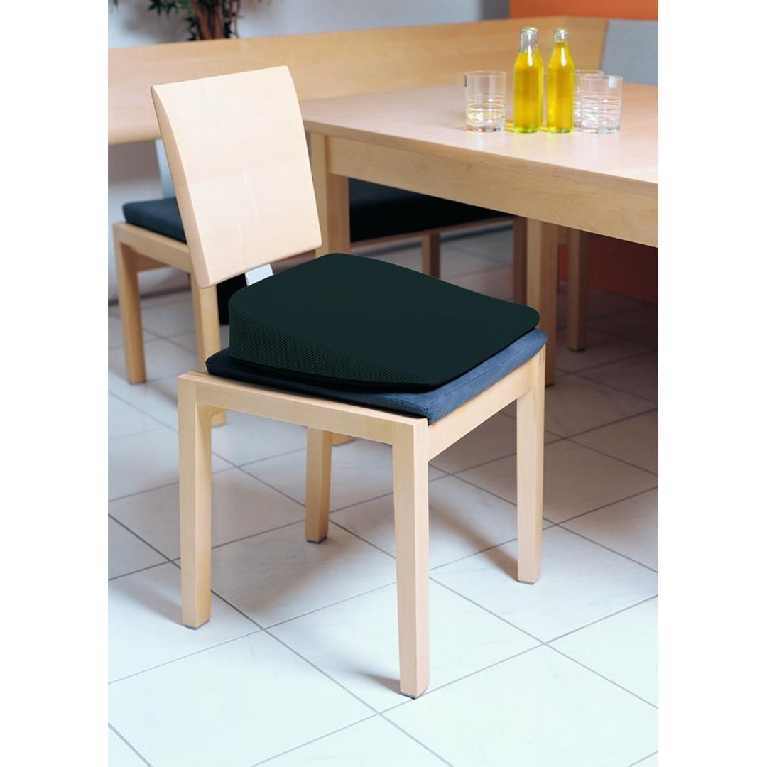 Mousse ferme, housse en velours noir Coussin en biseau Relax IWH - Coussin en biseau IWH Relax posé sur une chaise