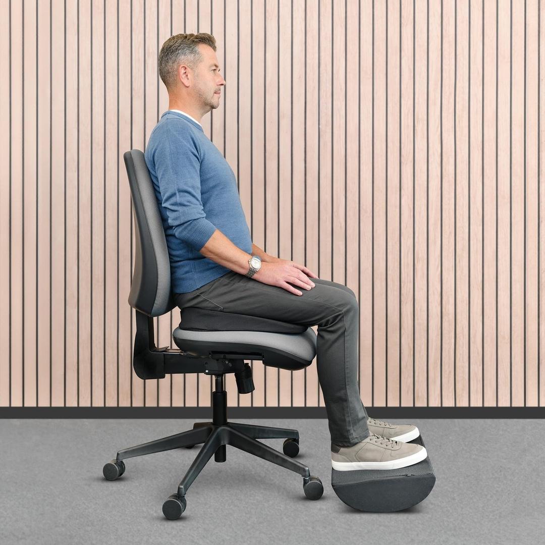 Mousse 2 densités, noir Coussin d'assise Breyta FELLOWES - Utilisateur assis sur le coussin Fellowes Breyta, chaise de bureau