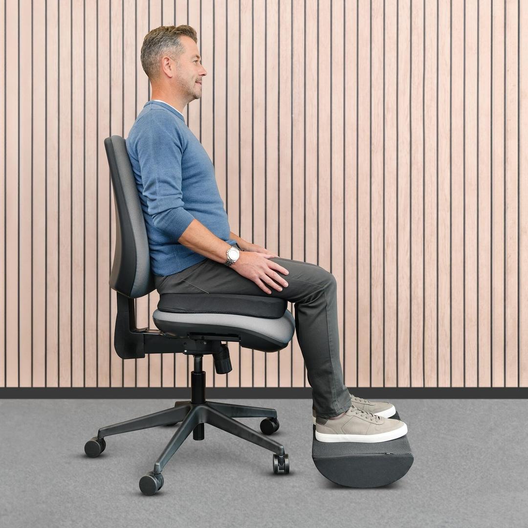 Incliné à 10°, noir Coussin d'assise en biseau Breyta FELLOWES - Utilisateur assis sur le coussin en biseau Fellowes Breyta