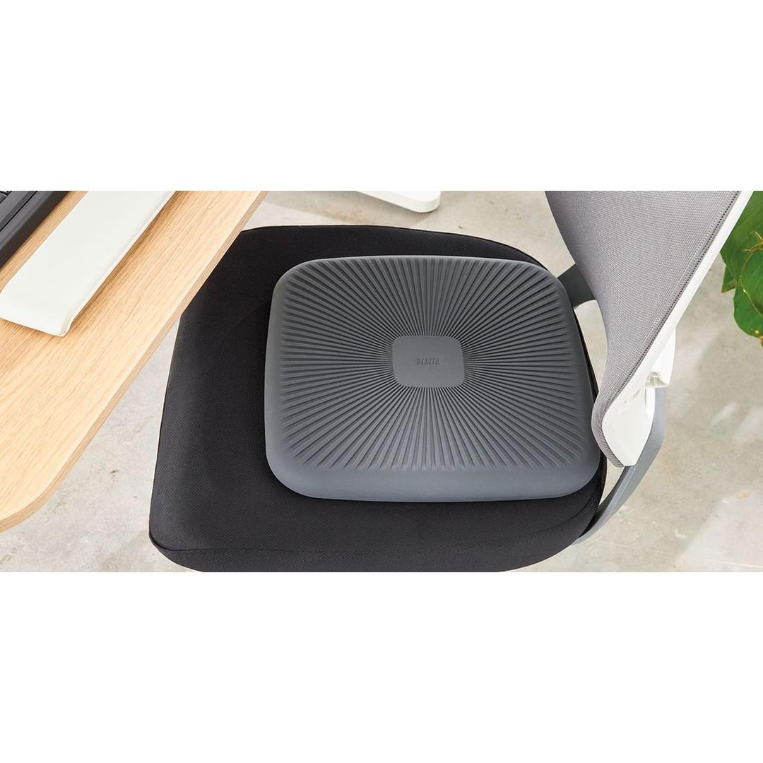 Gonflable, sans housse, gris foncé Coussin d'assise dynamique Ergo Active Balance LEITZ - Coussin LEITZ Ergo Active Balance posé sur une chaise