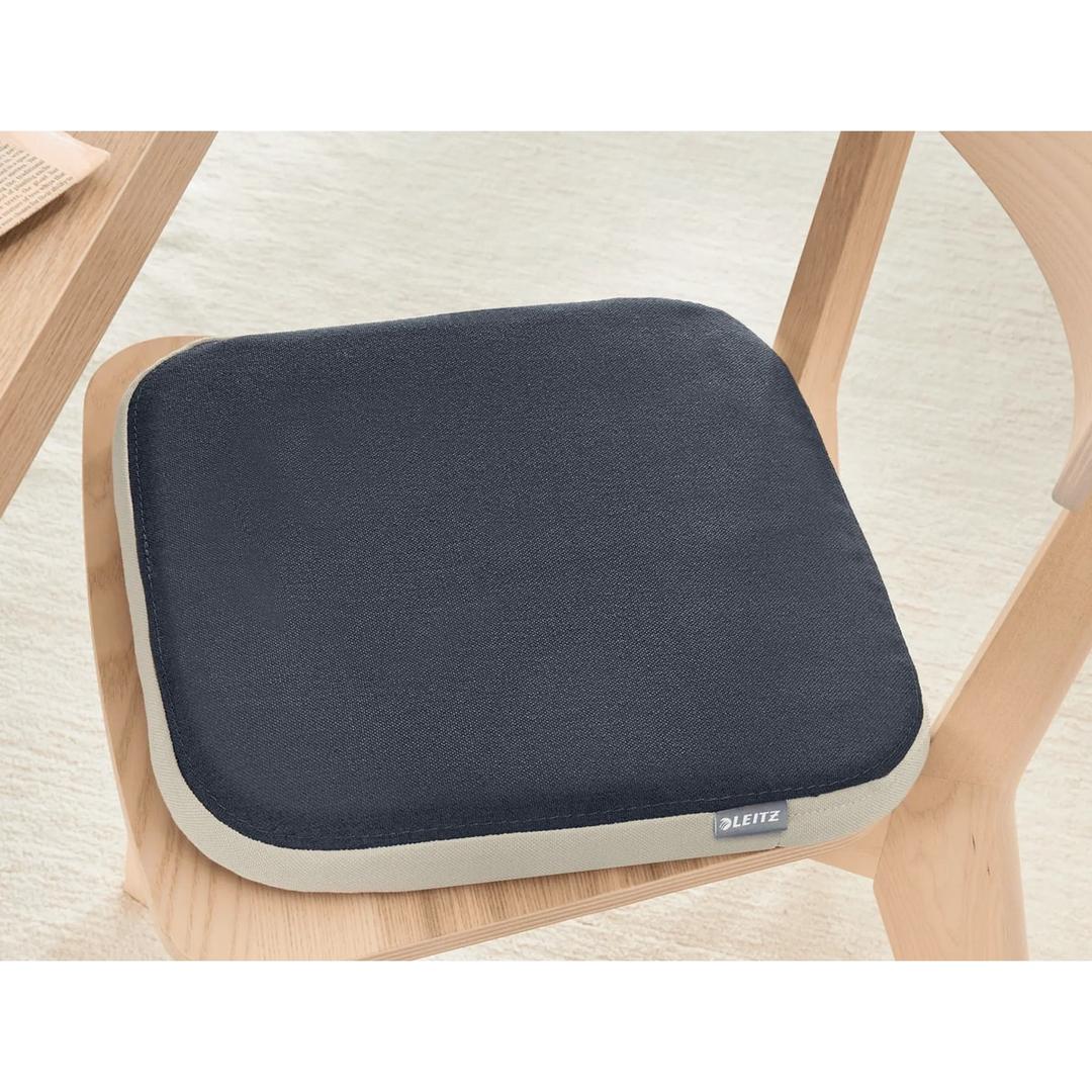 Gonflable, housse en tissu, gris foncé Coussin d'assise dynamique Ergo Active Balance LEITZ - Coussin LEITZ Ergo Active Balance gris foncé sur une chaise en bois