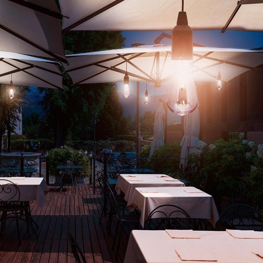 Lampes LED rechargeables à suspendre, lot de 3 COPENHAGUE SECURIT - Lampes Securit COPENHAGUE suspendues sous un parasol