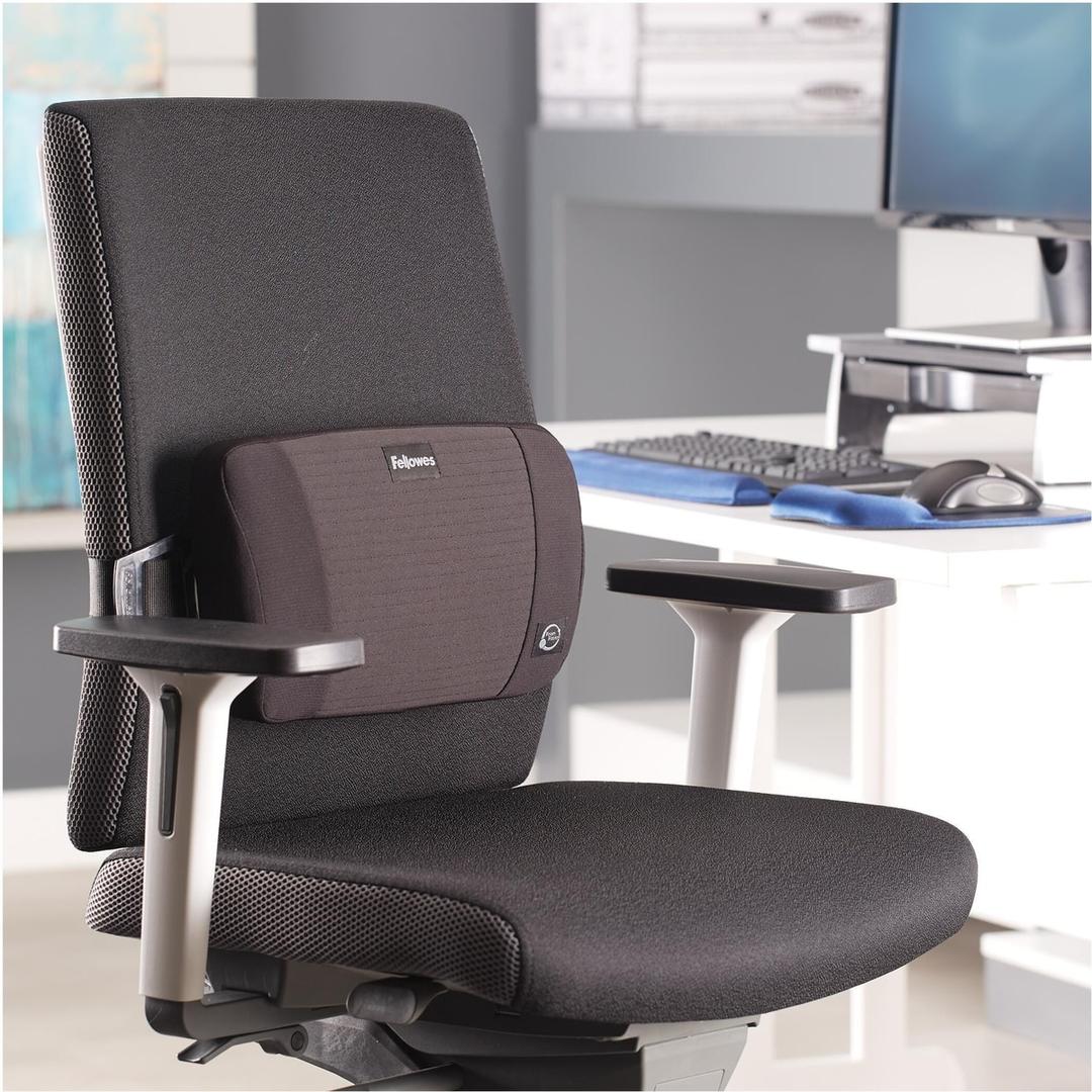 Mousse à mémoire de forme, sangle réglable, noir Coussin lombaire PlushTouch FELLOWES - Coussin lombaire Fellowes PlushTouch noir sur une chaise de bureau