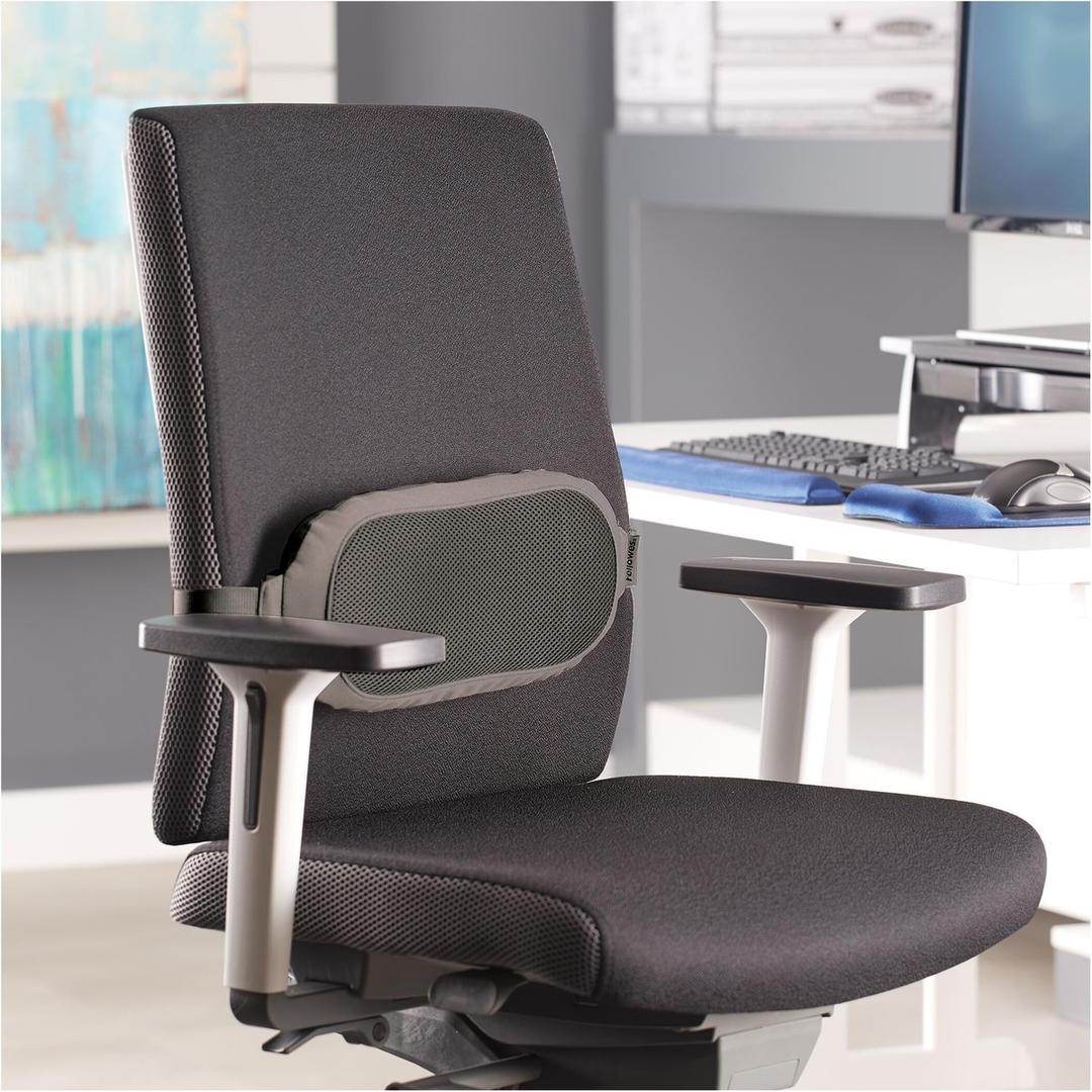 Mousse et maille respirante, gris Coussin lombaire I-Spire FELLOWES - Coussin lombaire Fellowes I-Spire gris sur une chaise de bureau