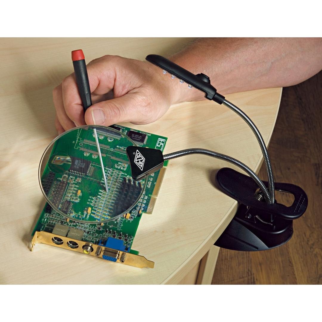 Sur pied ou à pince, x 2 et x 4 Loupe de table avec lampe LED WEDO - Loupe de table WEDO au-dessus d'une carte électronique