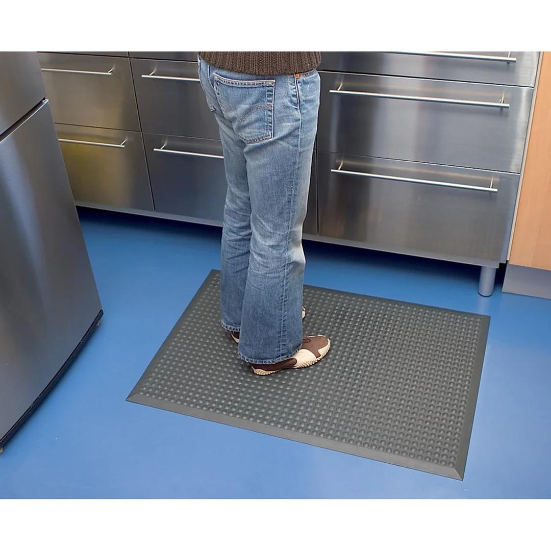 Picots en polyuréthane, 65 x 95 cm, gris Tapis anti-fatigue Yoga Ergo Basic MILTEX - Tapis miltex Yoga Ergo Basic à un poste de travail en cuisine