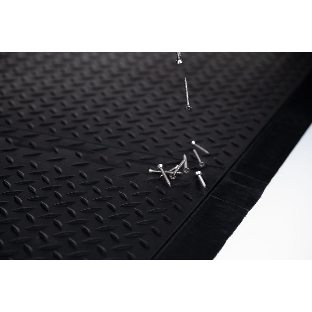 Picots en losange, 71 × 78 cm, noir Tapis anti-fatigue Yoga Lock Basic MILTEX - Bord biseauté du tapis miltex Yoga Lock Basic, picots en losange